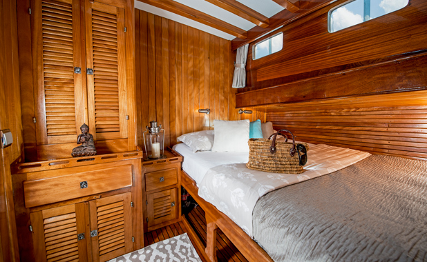 Sailing vacations for singles in luxury cabin charter